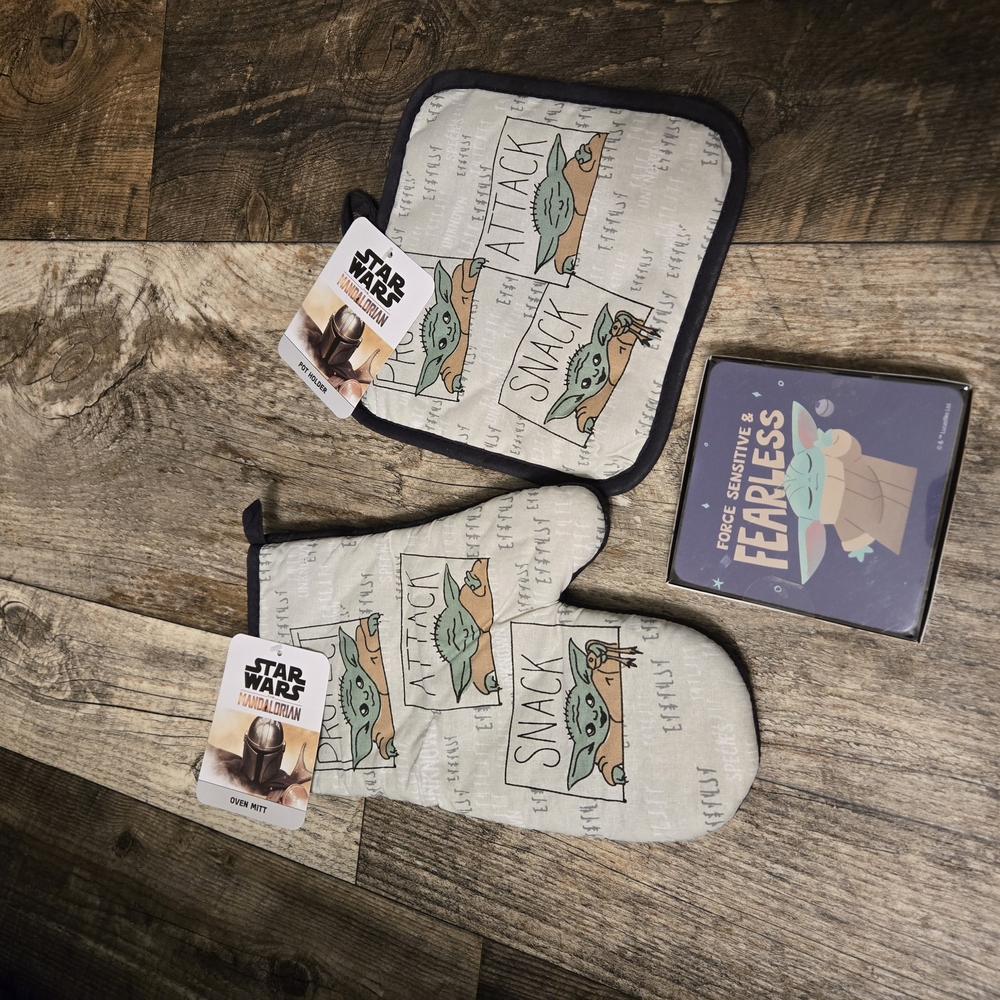 Star Wars Themed Oven Mitt Set